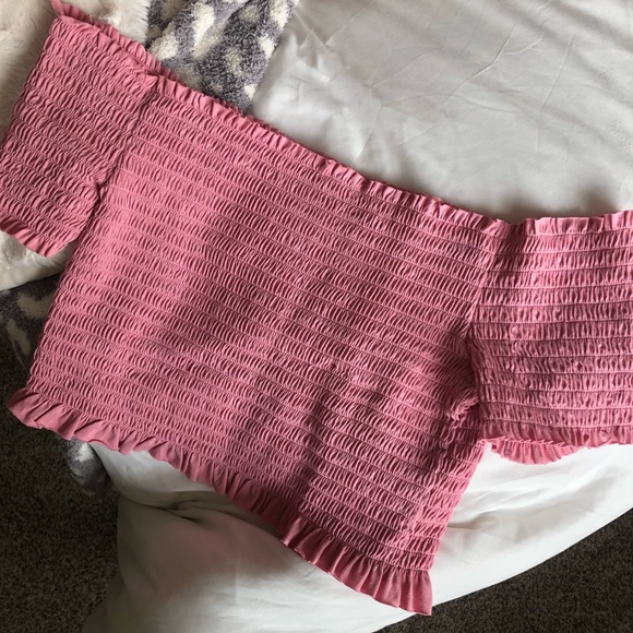 NWOT OFF THE SHOULDER CROP - Picture 2 of 4